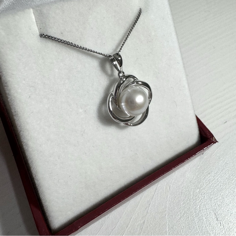 Like-New Sterling Silver Necklace with Freshwater Pearl pendant